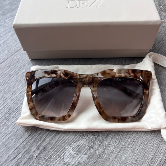 Dezi Oversized Fall Back Alluded Nude Sunglasses - Picture 1 of 3